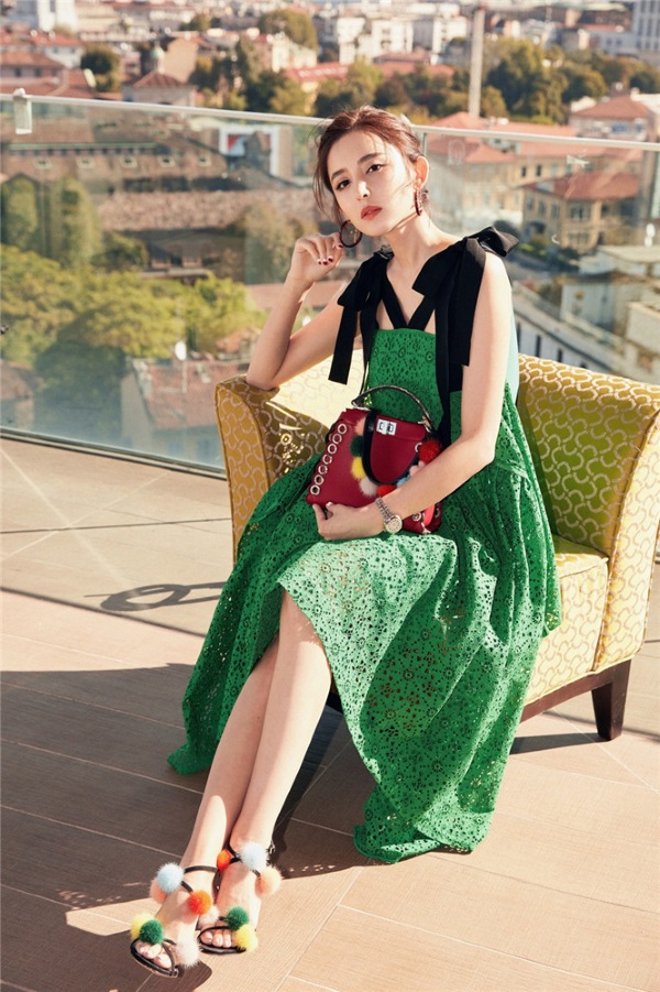 娜扎优雅亮相米兰时装周 绿色蕾丝裙尽显清新仙女范儿