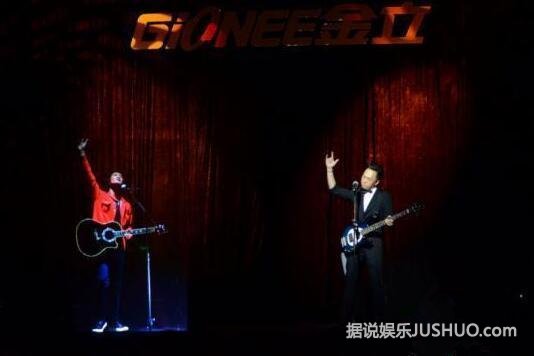 黄家强与亡兄“隔空对唱” 网友:家驹做的好假 黄家强与亡兄“隔空对唱” 网友:家驹做的好假