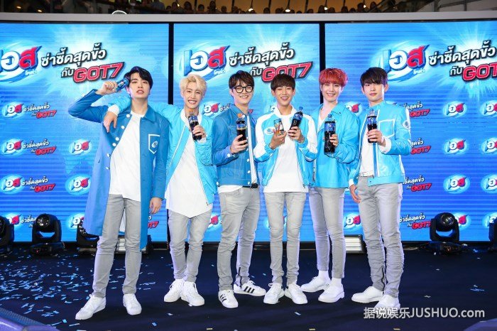 GOT7 代言泰国版可乐 当天活动现场聚集了大量 GOT7 的粉丝 GOT7 代言泰国版可乐 当天活动现场聚集了大量 GOT7 的粉丝