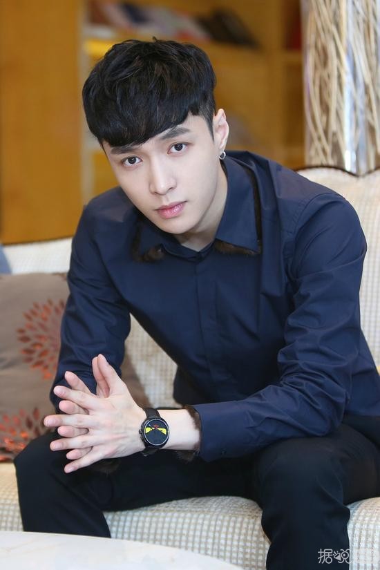 星星眼！张艺兴穿白西装真的很白马王子范！