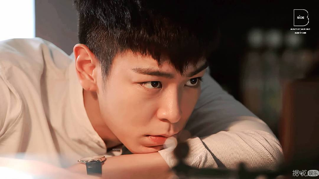 TOP崔胜铉入伍 军装照帅一脸血 权志龙不舍落泪