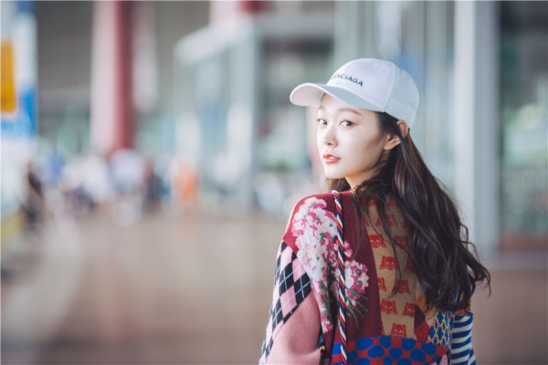 宋轶初秋机场街拍造型示范  简约搭配少女感满满