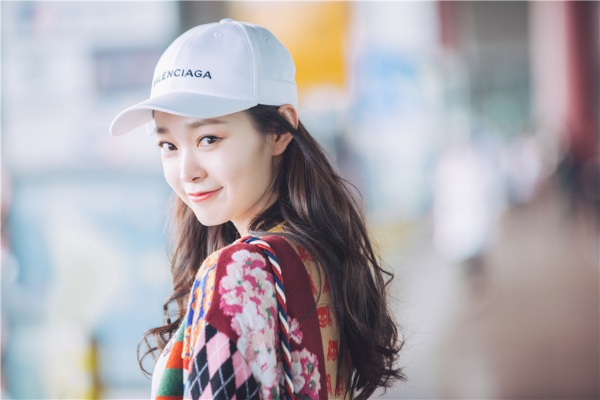 宋轶初秋机场街拍造型示范  简约搭配少女感满满