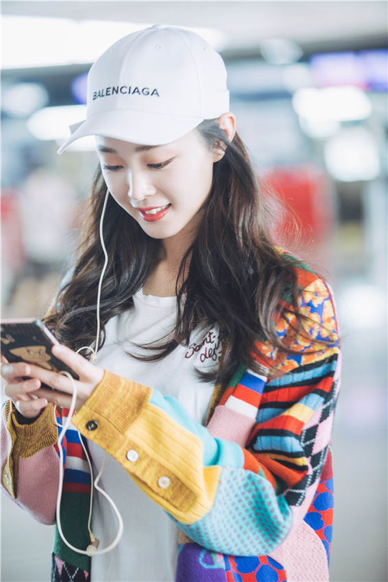 宋轶初秋机场街拍造型示范  简约搭配少女感满满