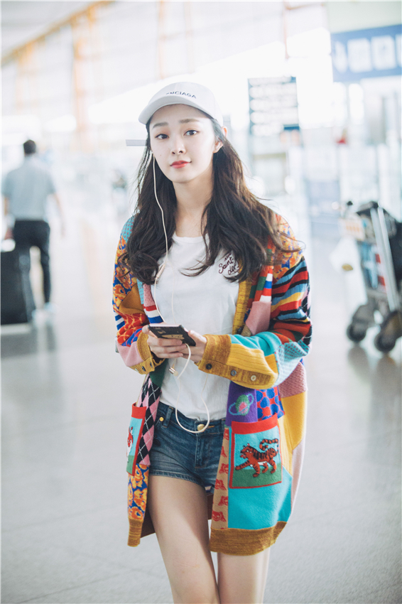 宋轶初秋机场街拍造型示范  简约搭配少女感满满