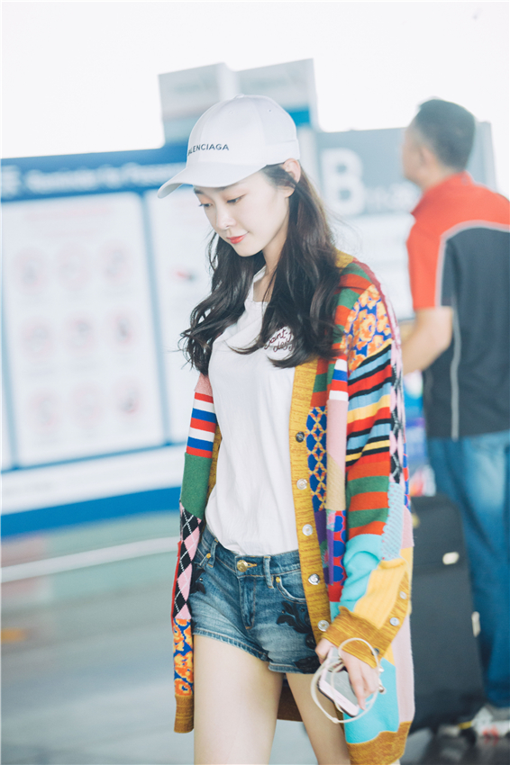 宋轶初秋机场街拍造型示范  简约搭配少女感满满