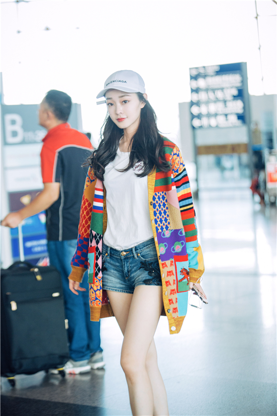 宋轶初秋机场街拍造型示范  简约搭配少女感满满