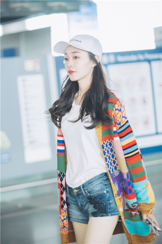 宋轶初秋机场街拍造型示范  简约搭配少女感满满