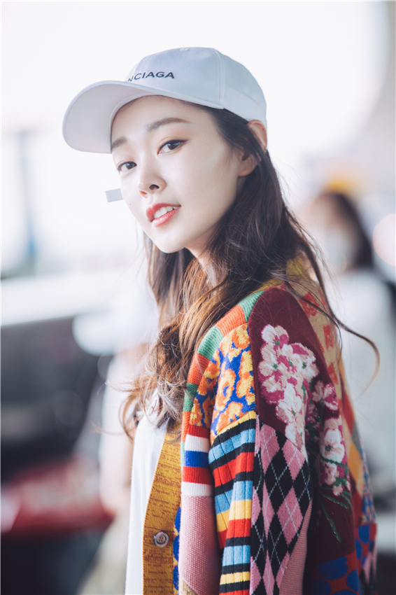 宋轶初秋机场街拍造型示范  简约搭配少女感满满