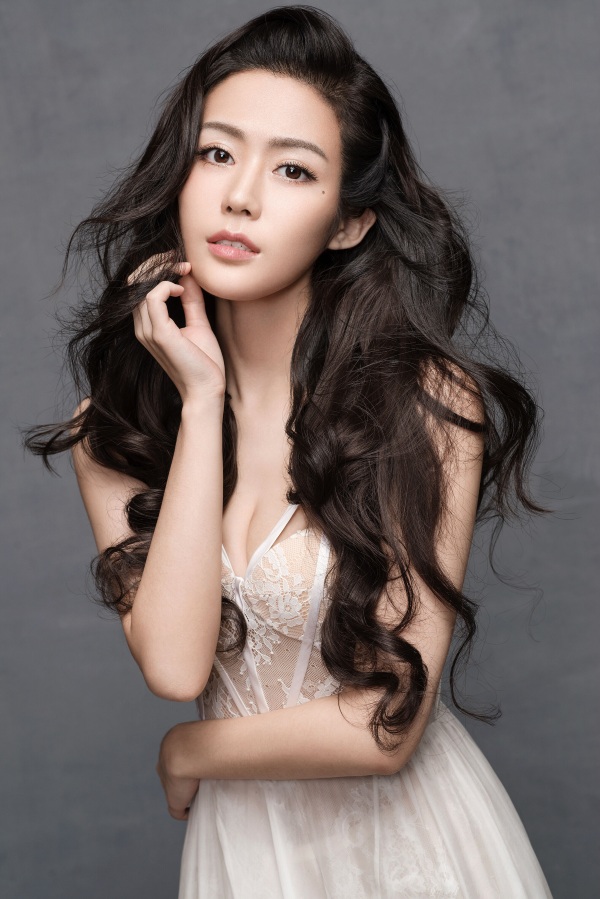   汤晶媚曝光时尚大片   酥胸半露性感撩人