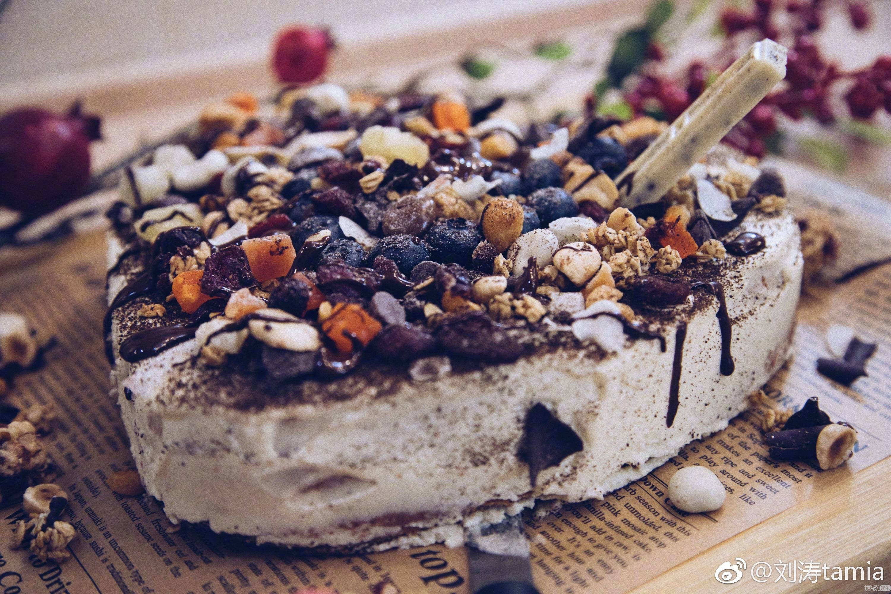 刘涛晒兔耳朵自拍搞怪上线 自制生日蛋糕投喂剧组同伴