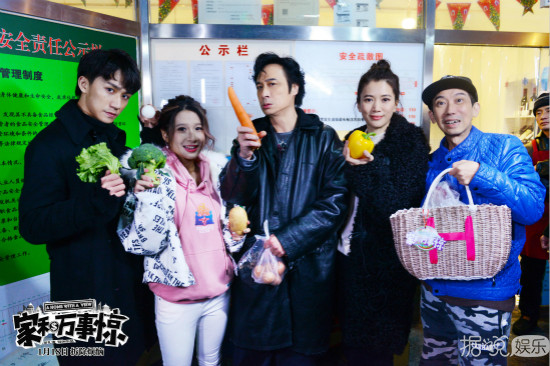 电影《家和万事惊》定档1月18日，吴镇宇袁咏仪菜市场上演最接地气T台秀引爆圣诞