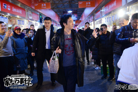 电影《家和万事惊》定档1月18日，吴镇宇袁咏仪菜市场上演最接地气T台秀引爆圣诞