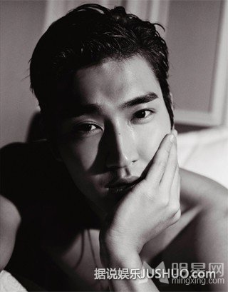 SuperJunior崔始源半裸写真 展现性感肌肉