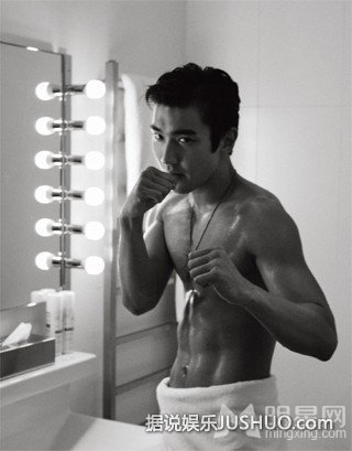 SuperJunior崔始源半裸写真 展现性感肌肉