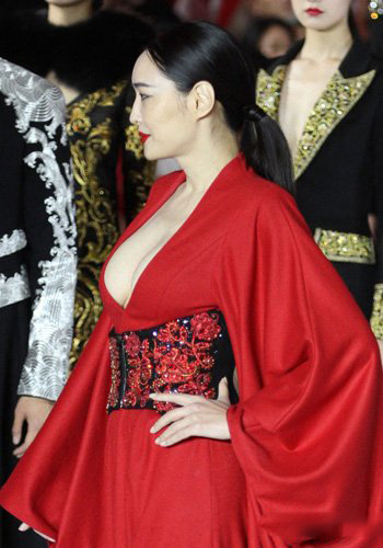 孟广美图片大全 48岁孟广美低胸红裙走秀