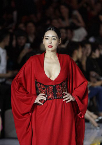 孟广美图片大全 48岁孟广美低胸红裙走秀